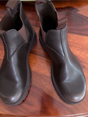Universal Thread Dark Brown Chelsea Lug Sole Boots